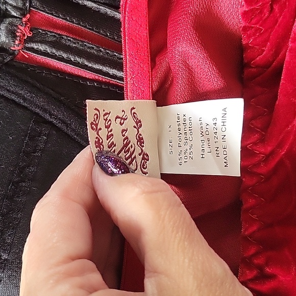 2 Pc Red Velvet Corset and Skirt PLUS 1X - Picture 8 of 8